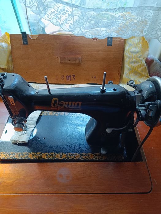 Продам швейну машинку
