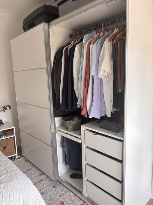 2 roupeiros IKEA PAX 200 cm com portas de correr e interiores