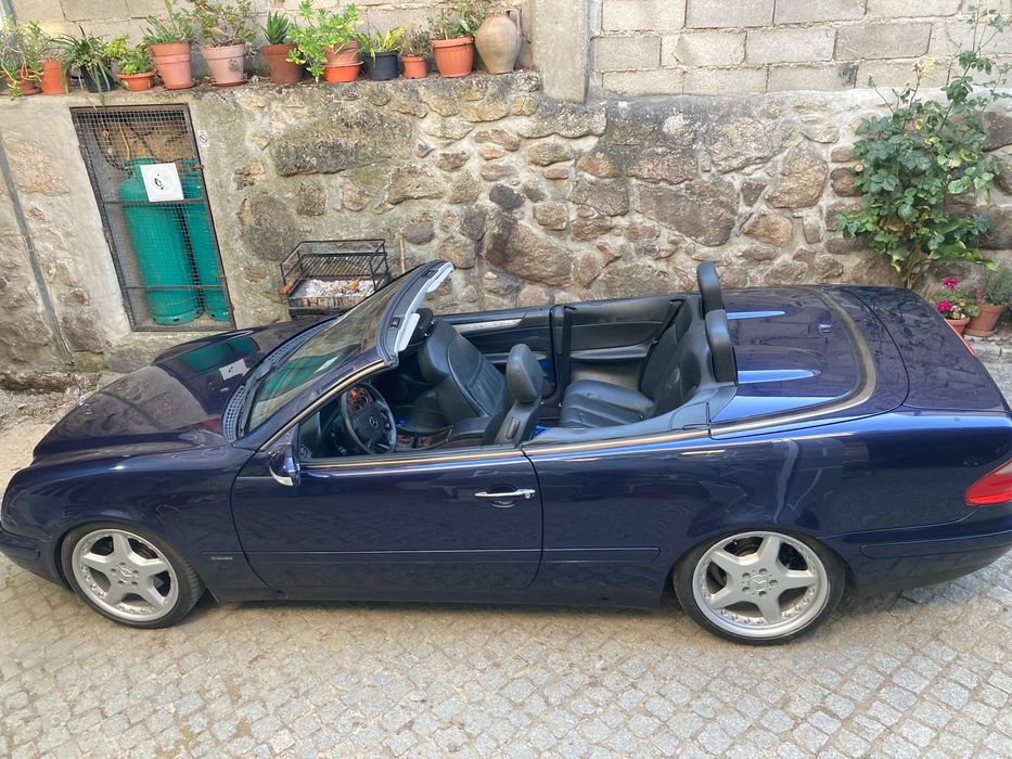 Carro Mercedes descapotável
