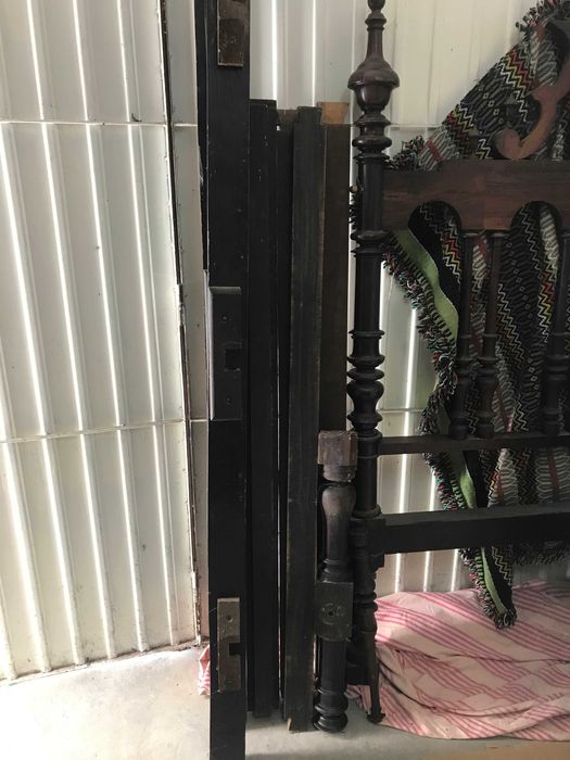 Cama muito antiga em pau preto