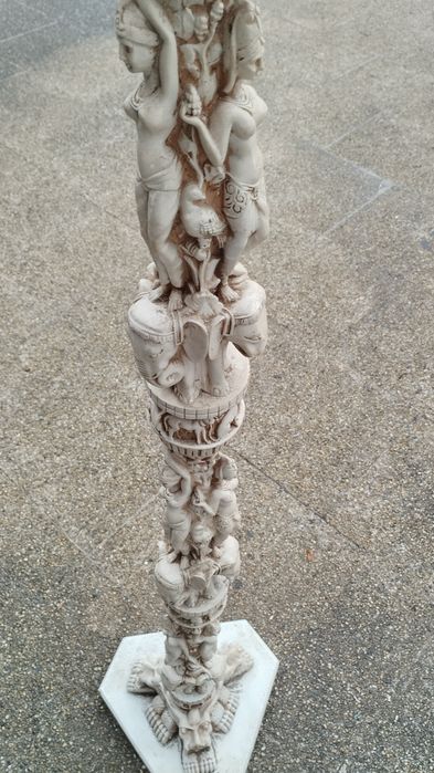 Pé para candeeiro com figuras muito bonito