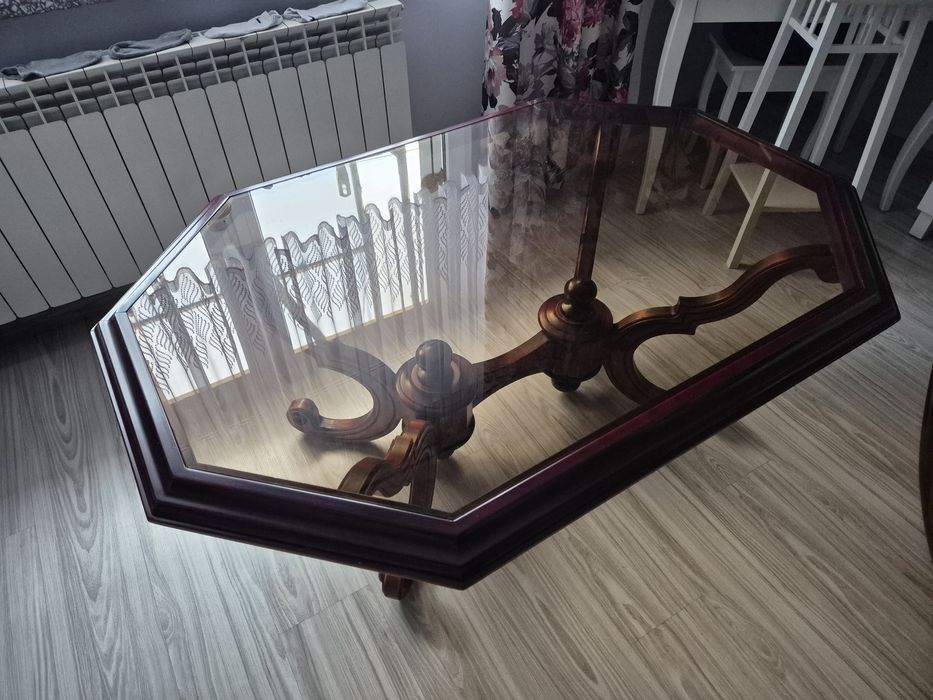 Elegancki stół z drewnianą podstawą i szklanym blatem