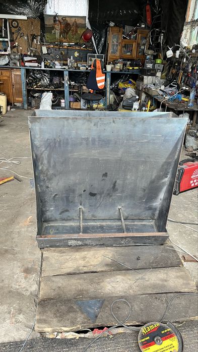 Бункерна кормушка свиням