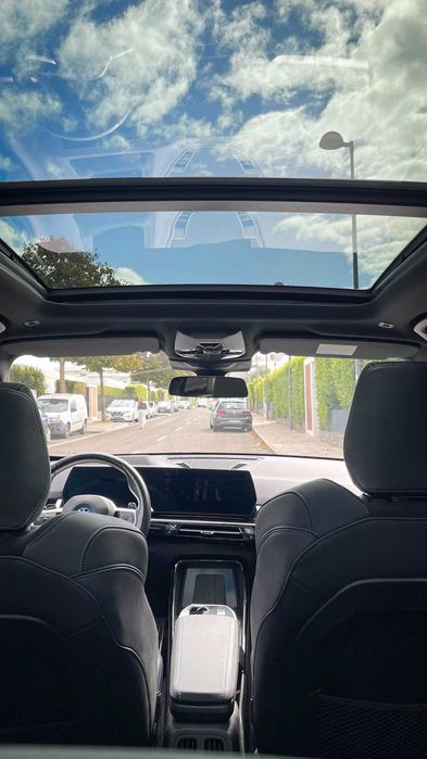 BMW X1 xDrive30e M Sport 326cv — configuração muito completa com Teto Panorâmico, HUD, Harman Kardon, Driving Assistant Professional