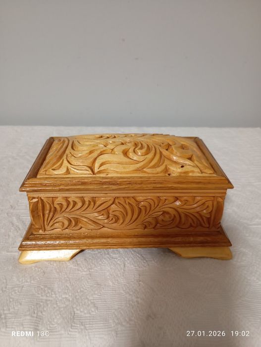 Шкатулки резные. Дерево