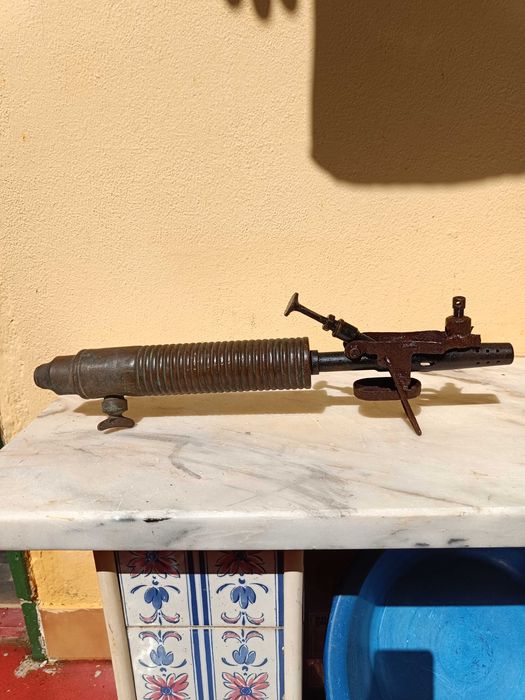 Ferro de soldar a petróleo e berbequim antigos