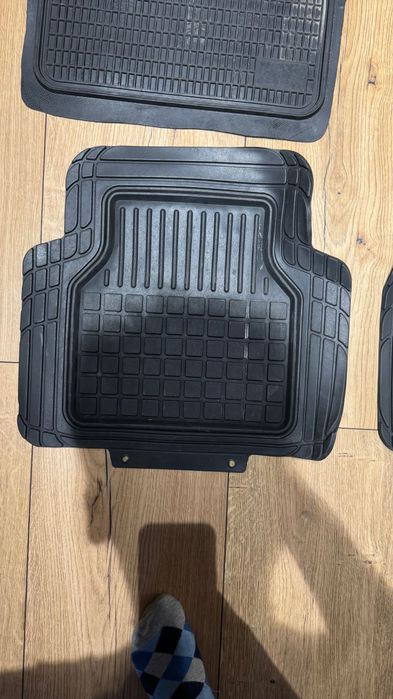 Універсальні резинові коврики в машину.