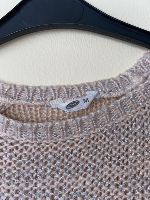 Sweter sweterek jasnoróżowy ze srebrna nitka