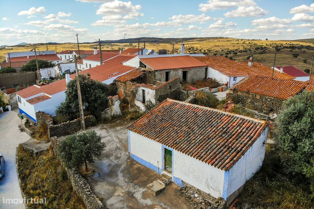 Monte com casas em Ruína  em Tamejoso – Excelente Oportunidade