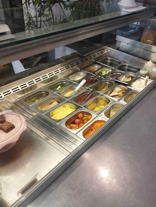 vitrine frigorifica integrada dentro de um balcão de madeira