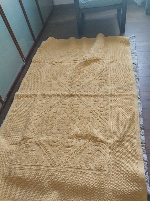 Tapete em algodão amarelo, com relevo