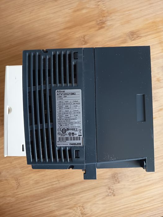 Variador Telemecanique ATV12HU15M2
Tem entrada a 230V e saída trifási