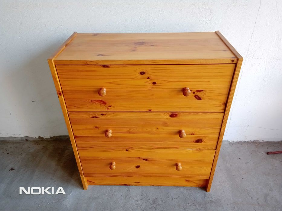 Komoda sosnowa IKEA RAST z trzema szufladami.