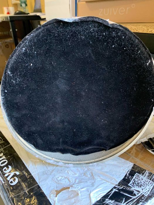 Stolik boczny marki Kave Home - RHET - złoty