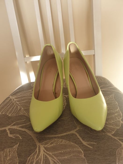 Buty na złotej szpilce