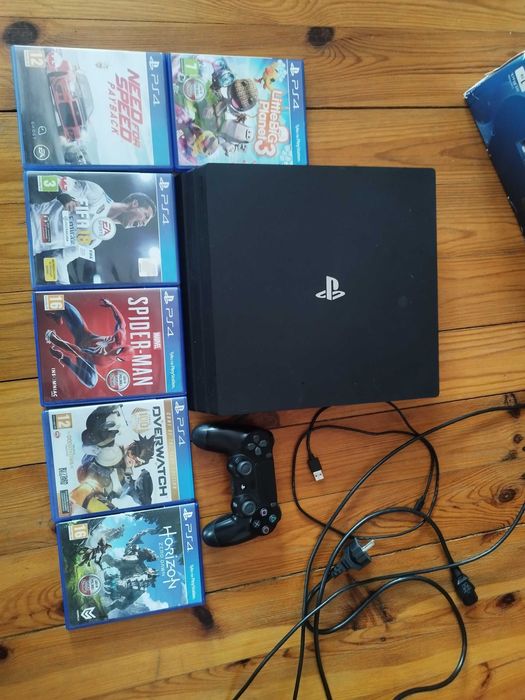 Ps4 Pro 1 tb + 2 pady oraz gry