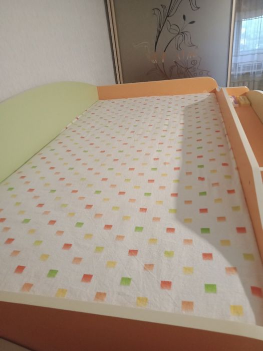 Продам кровать- чердак, комод, шкаф