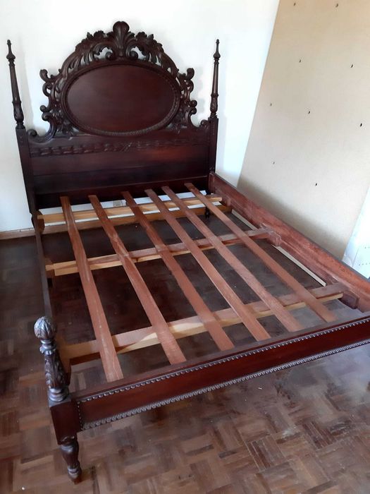 Cama de casal em madeira mogno maciça (e torneada)