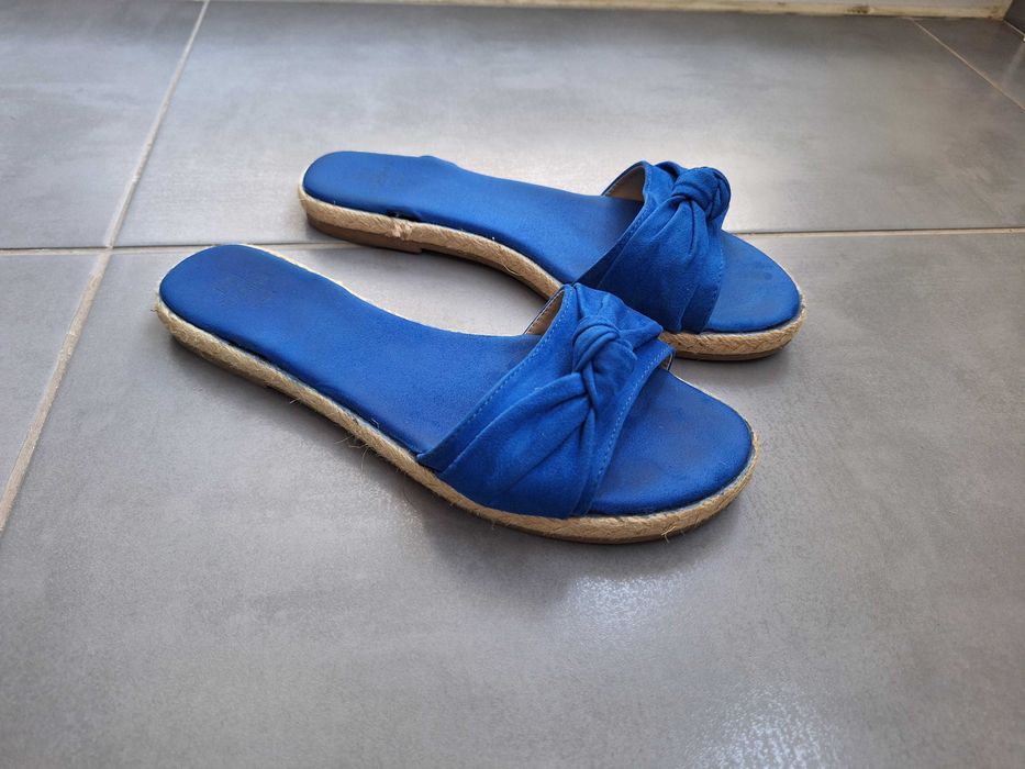 Chinelas Azuis e Rafia