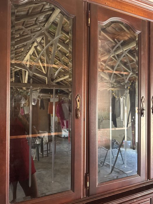 Movel para sala usado mas em bom estado, castanho escuro tem vidro em bom estado nada .