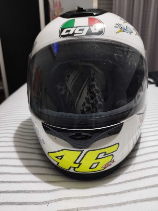 Casaco motard mulher em pele alpinestars, botas e capacete.