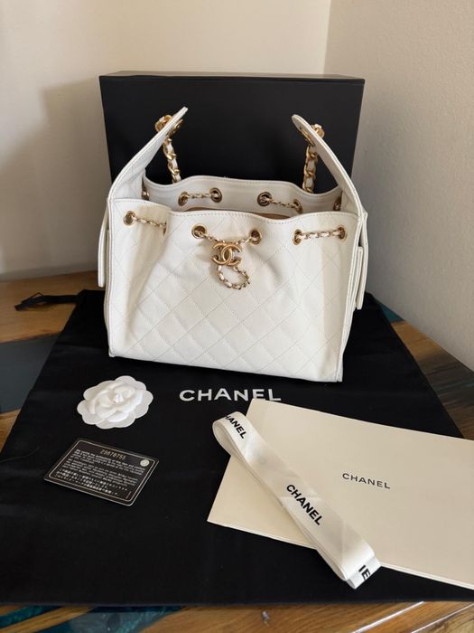 Biala torebka Chanel 25
