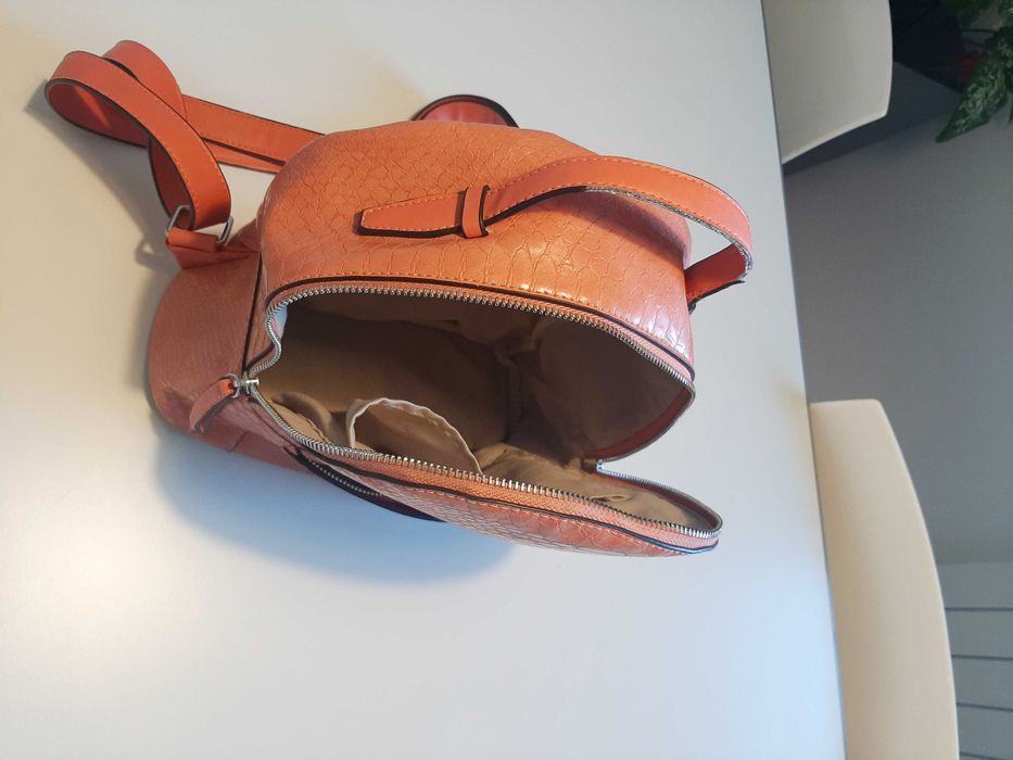 Mochila de Senhora cor rosa, em ótimo estado.