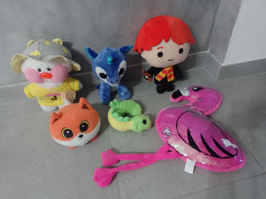 Zestaw różnych maskotek