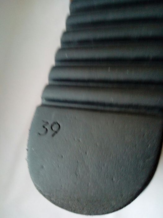 Skórzane buty na koturnie Conhpol