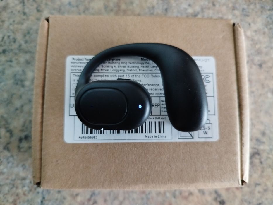 Один безпровідний блютуз навушник.