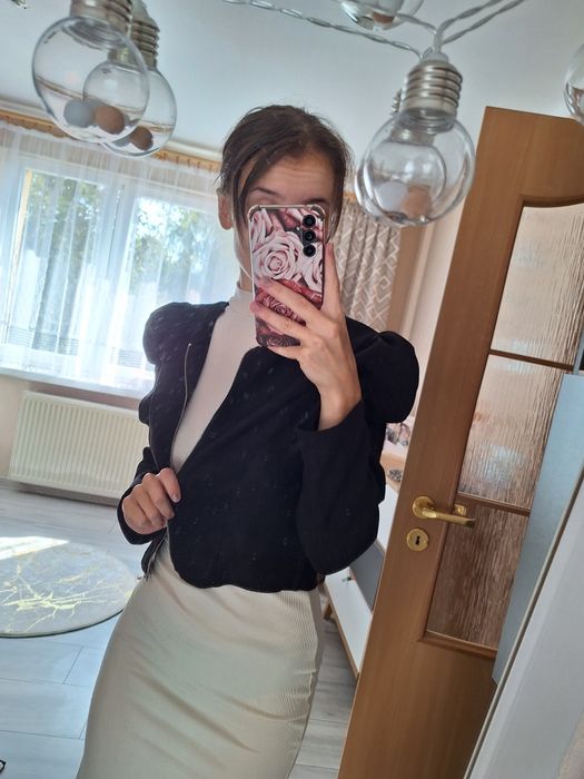 Czarna narzutka bufiaste rękawy