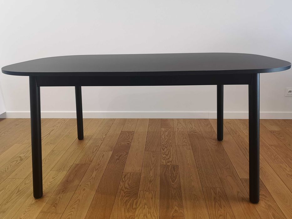 Czarny stół Vedbo z IKEA