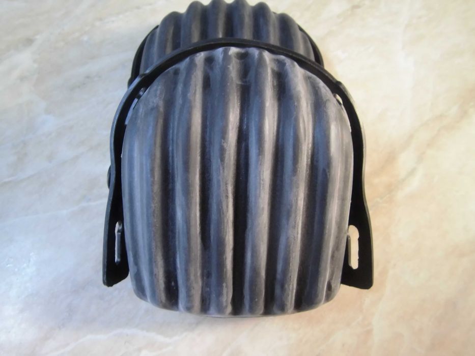 Наколінники, наколенники.