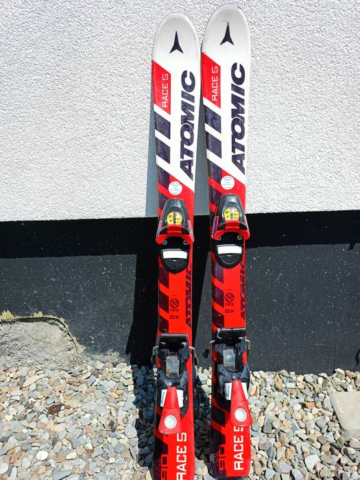 Narty i kask dziecięcy