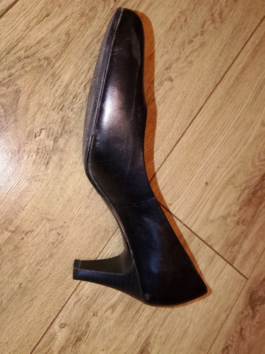 Buty damskie na obcasie w rozmiarze 37.