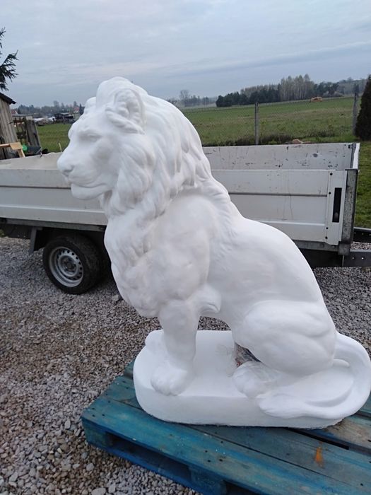 Lew betonowy duży