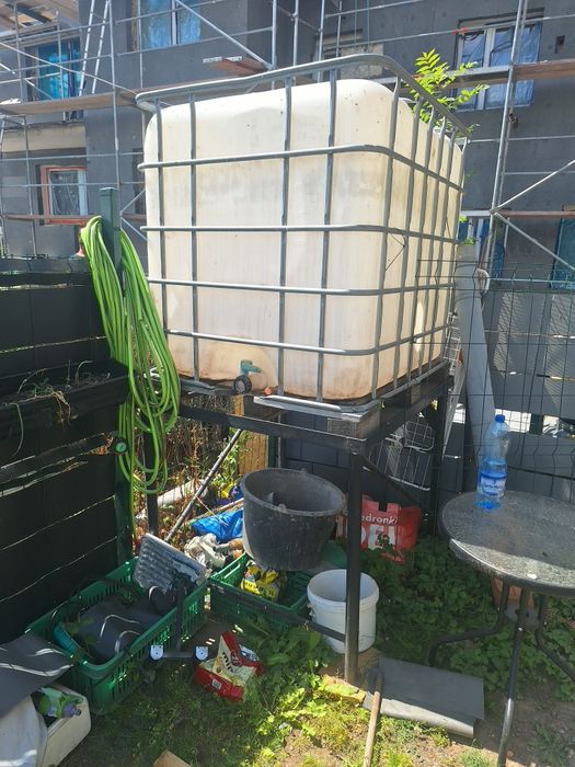 Mauzer 1000 l Czysty zadbany plus wysoki stojak