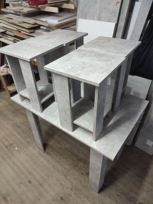 Стіл зі стільцями сірого