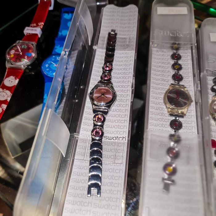 Relógio Swatch Feminino – Bracelete Metálica com Cristais Lilás