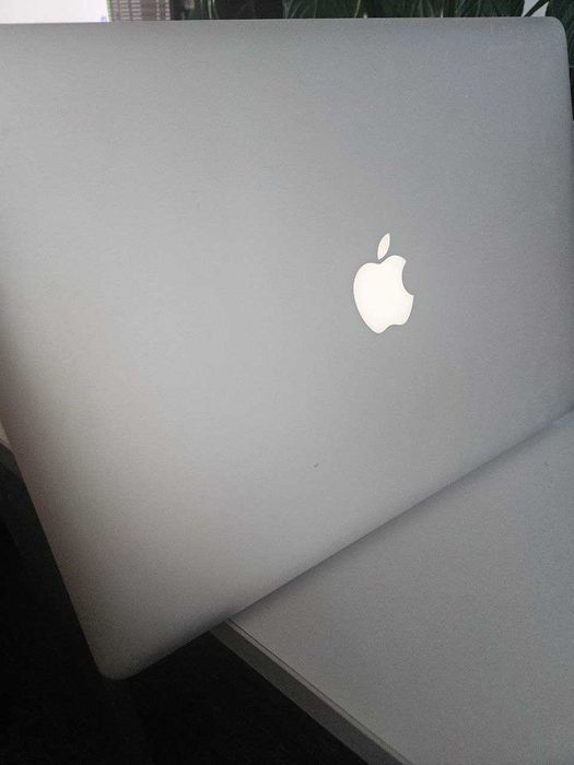 MacBook Pro 15" 2015 / 16 GB / 256 GB