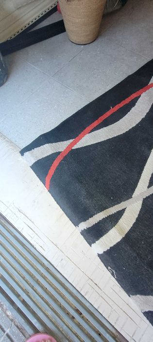 Tapete preto e vermelho