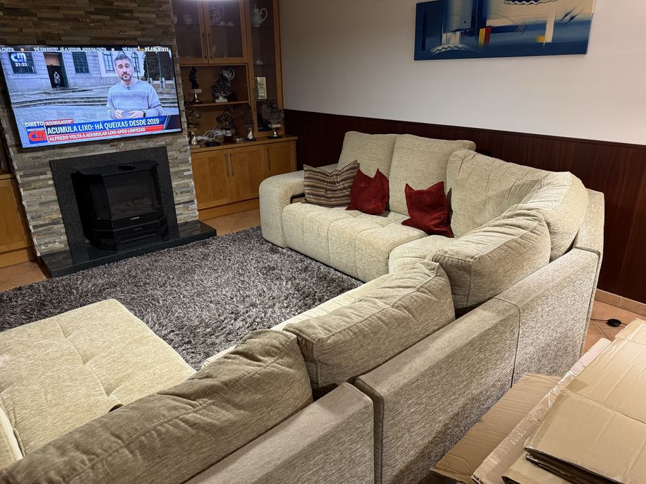 Sofá com chaise longue e 4 bancos