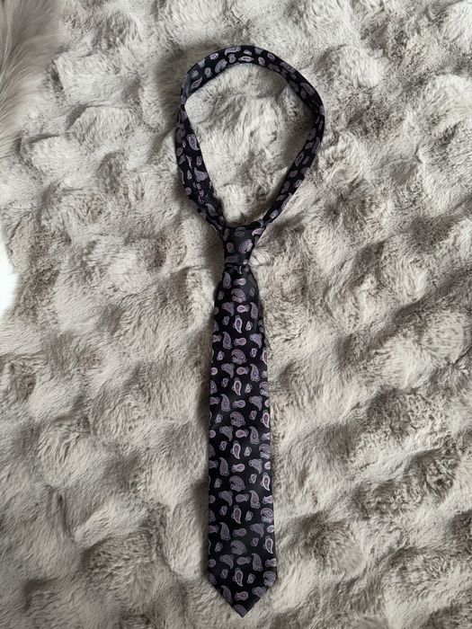 Krawat czarny z fioletowymi wzorkami