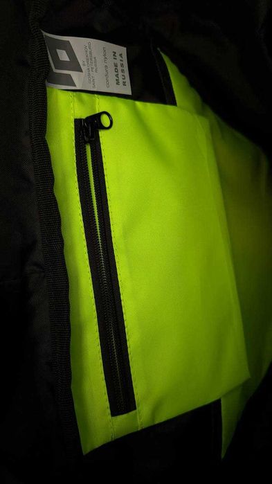 Mochila preta com detalhe refletor