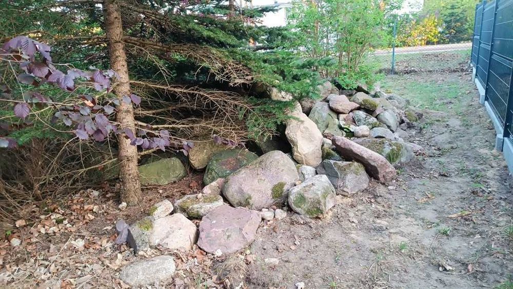 Kamienie, np. pod fundament