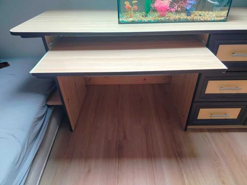 Biurko na wymiar z dużym blatem