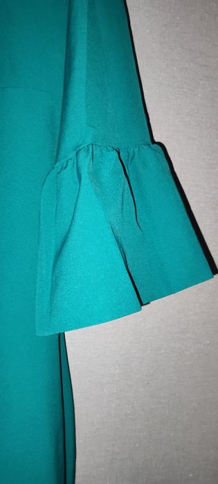 Нарядное платье , красивого цвета.