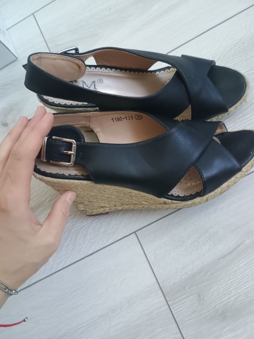 Sandały damskie na koturnie