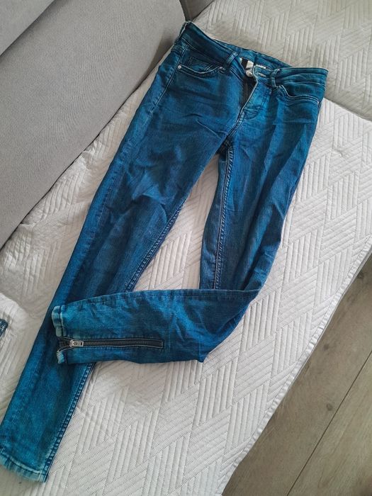 Dwa worki ubrań,  buty i torebki