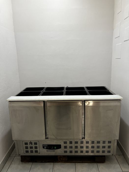 Stół chłodniczy COMBISTEEL. Lada sałatkowa gastronomiczna.